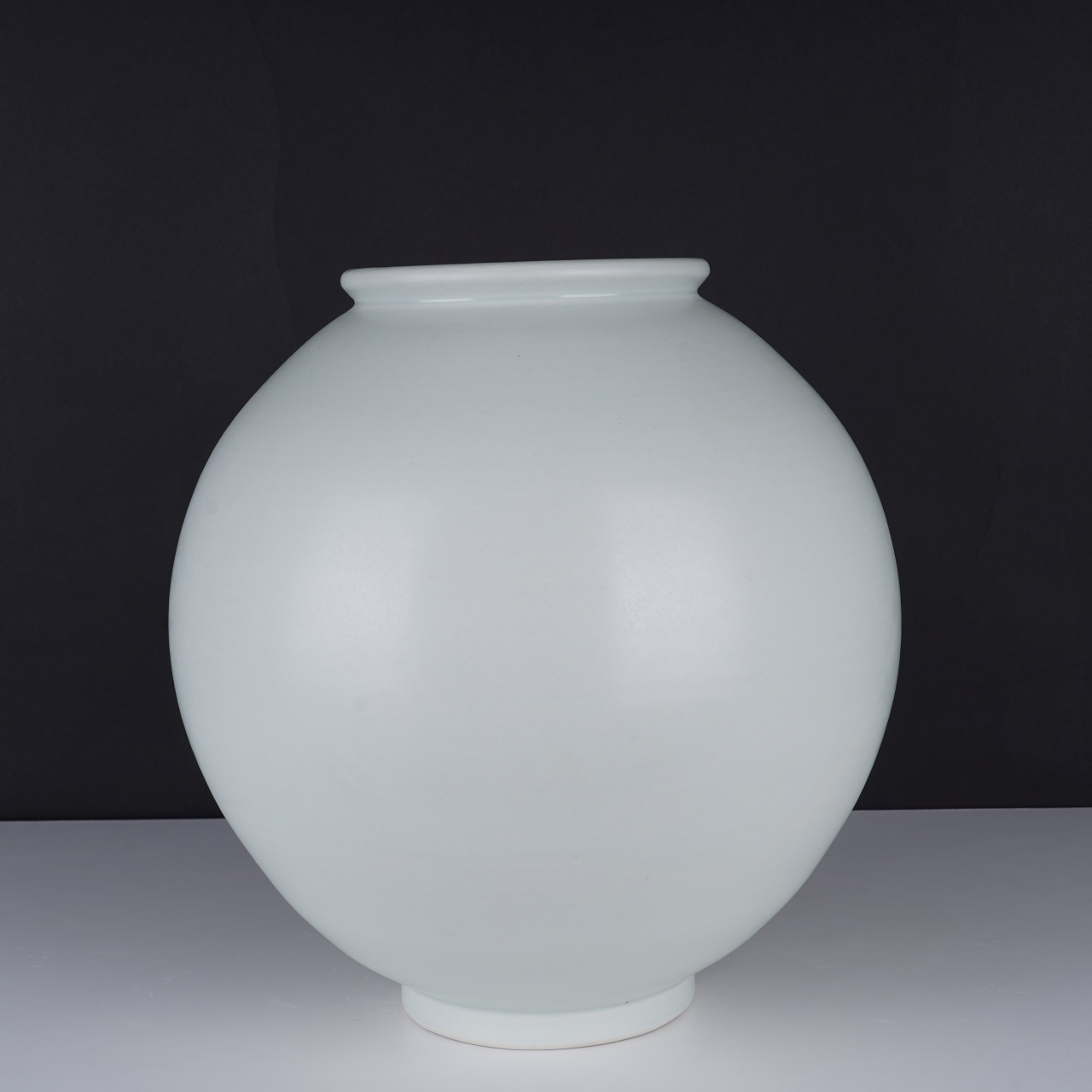 핸드메이드 무광 달항아리 작품 도자기 집들이 선물 개업 선물 중 사이즈 높이30cm X너비30cm 125,000원