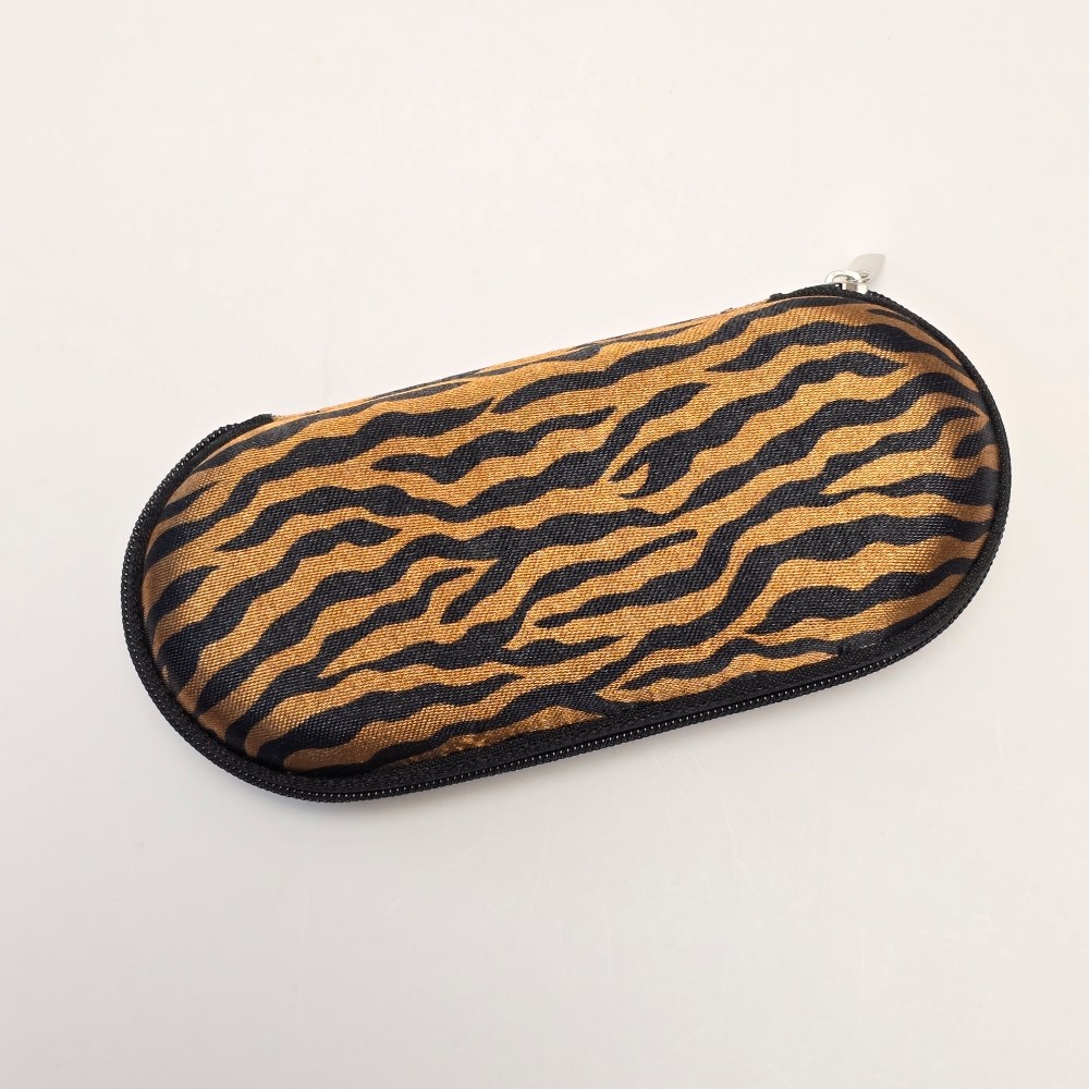플러스핫템 휴대용 슬림 호피 안경 선글라스 케이스 심플 가벼운 소프트 지퍼 케이스 안경집 경량 귀여운 예쁜 여행용 썬글라스 썬그라스 선그라스 집 통 파우치 보관함 8,900원