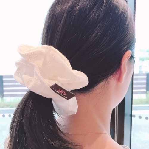 더피오니 핸드메이드 화이트 잔꽃 자수 볼륨 스크런치 곱창밴드 18,600원