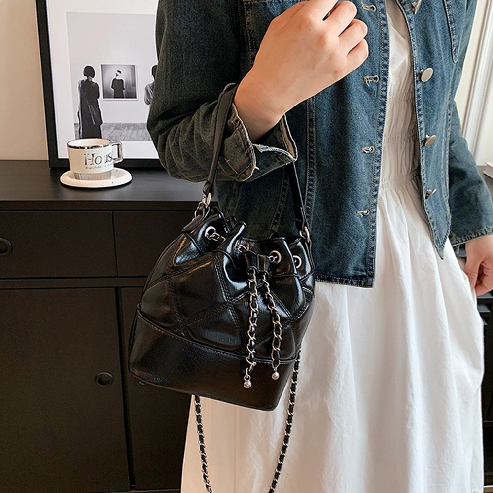 소울린느 여성 가방 가비 복조리 체인가죽 크로스백 (4컬러) 27,900원