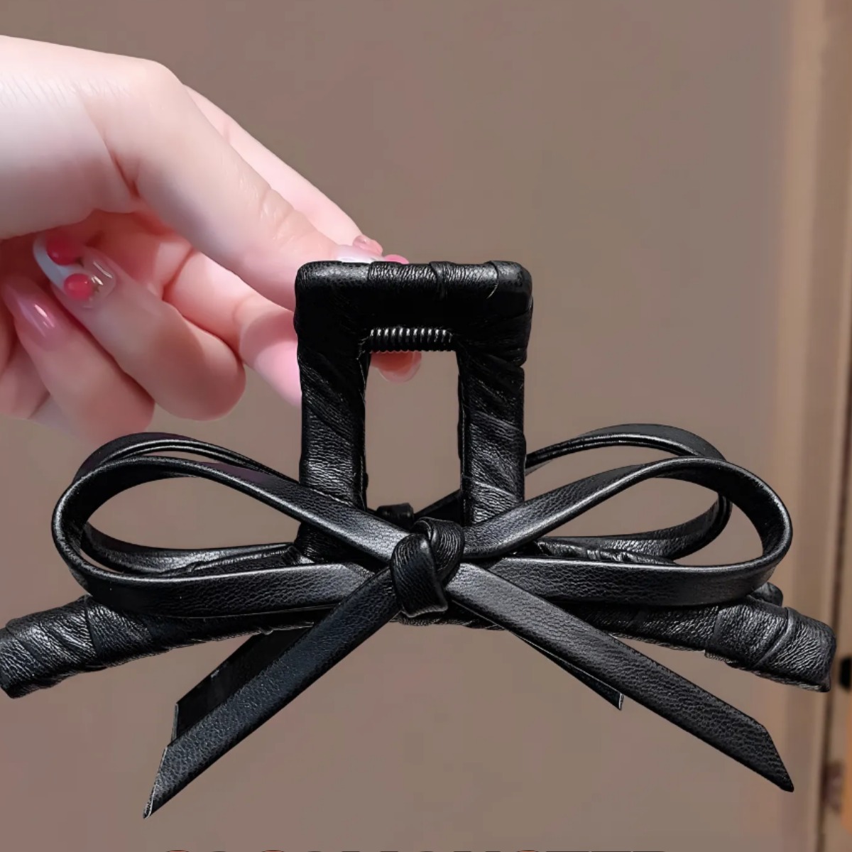 COCOMONSTER 리본 가죽 올림머리 헤어 집게핀 반머리 집게핀 15,900원