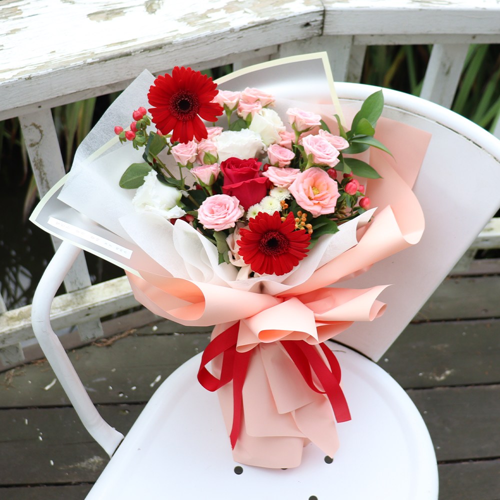 졸업식 꽃다발 플로리스트가 만든 계절꽃다발 생화꽃다발 졸업식 생일선물 꽃다발 생화택배 39,000원