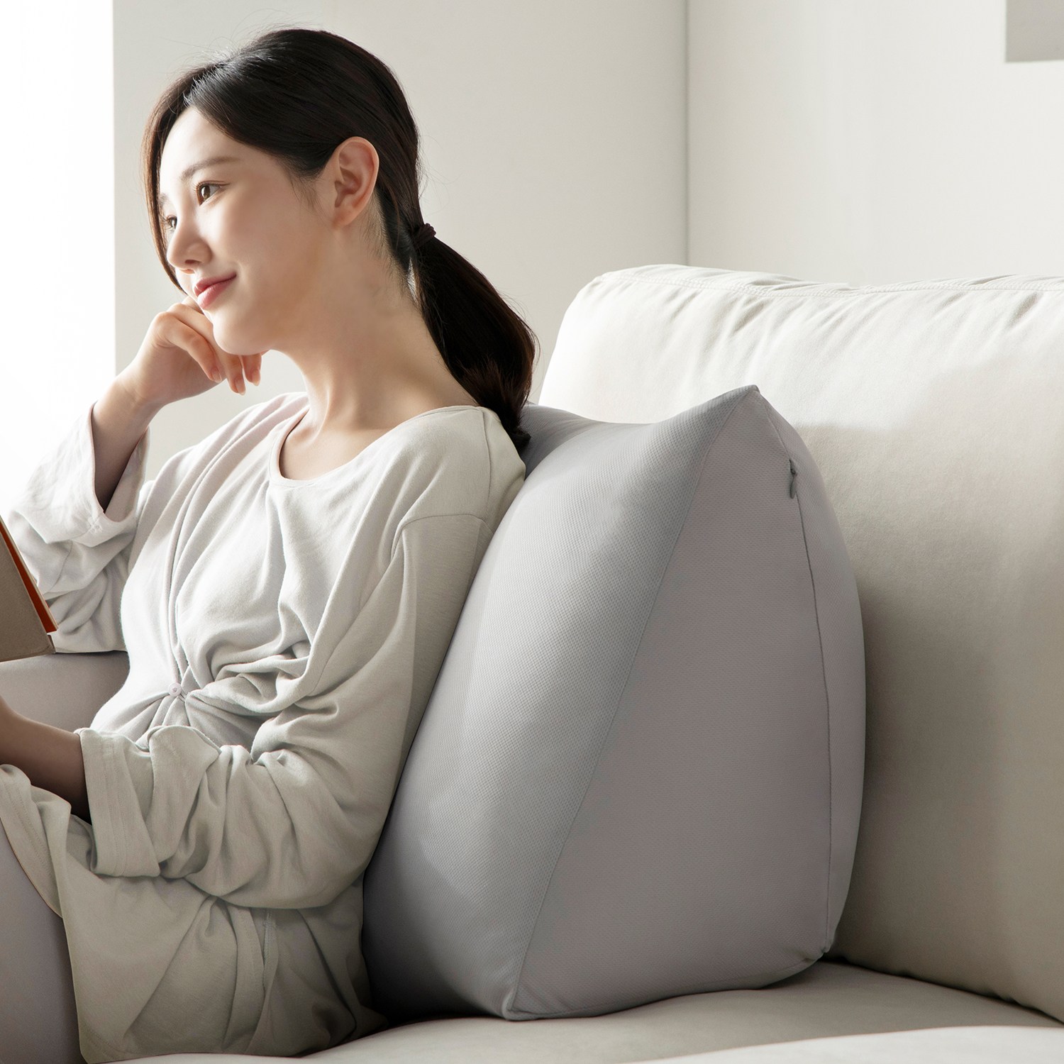 로아 프리미엄 마이크로 메쉬 원단 삼각 빵빵한 등쿠션 침대 허리쿠션 다리 베개 SGRC, 그레이(SGRC) 37,900원