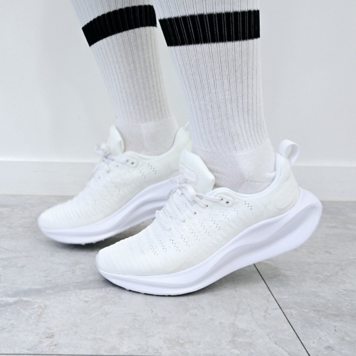 나이키 여성 런닝화 리액트x인피니티런 4 경량 운동화 얼룩지우개 증정 122,000원