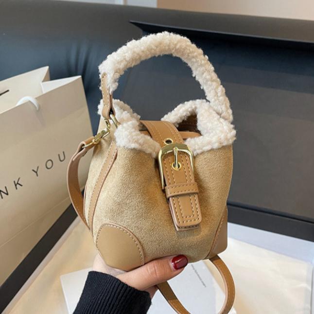 일오15 여성 겨울 무스탕 스웨이드 뽀글이 양털 미니백 크로스백 토트백 39,000원