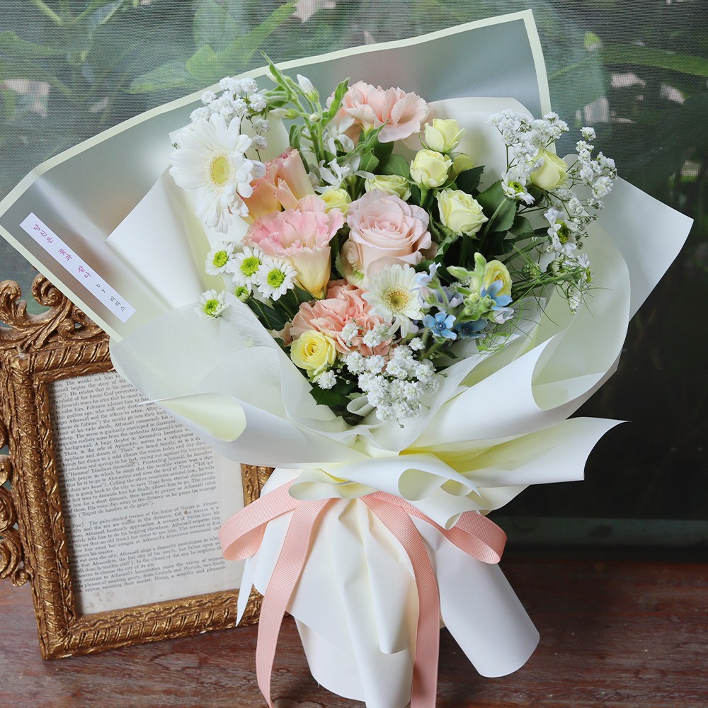 졸업식 꽃다발 플로리스트가 만든 계절꽃다발 생화꽃다발 졸업식 생일선물 꽃다발 생화택배 79,000원