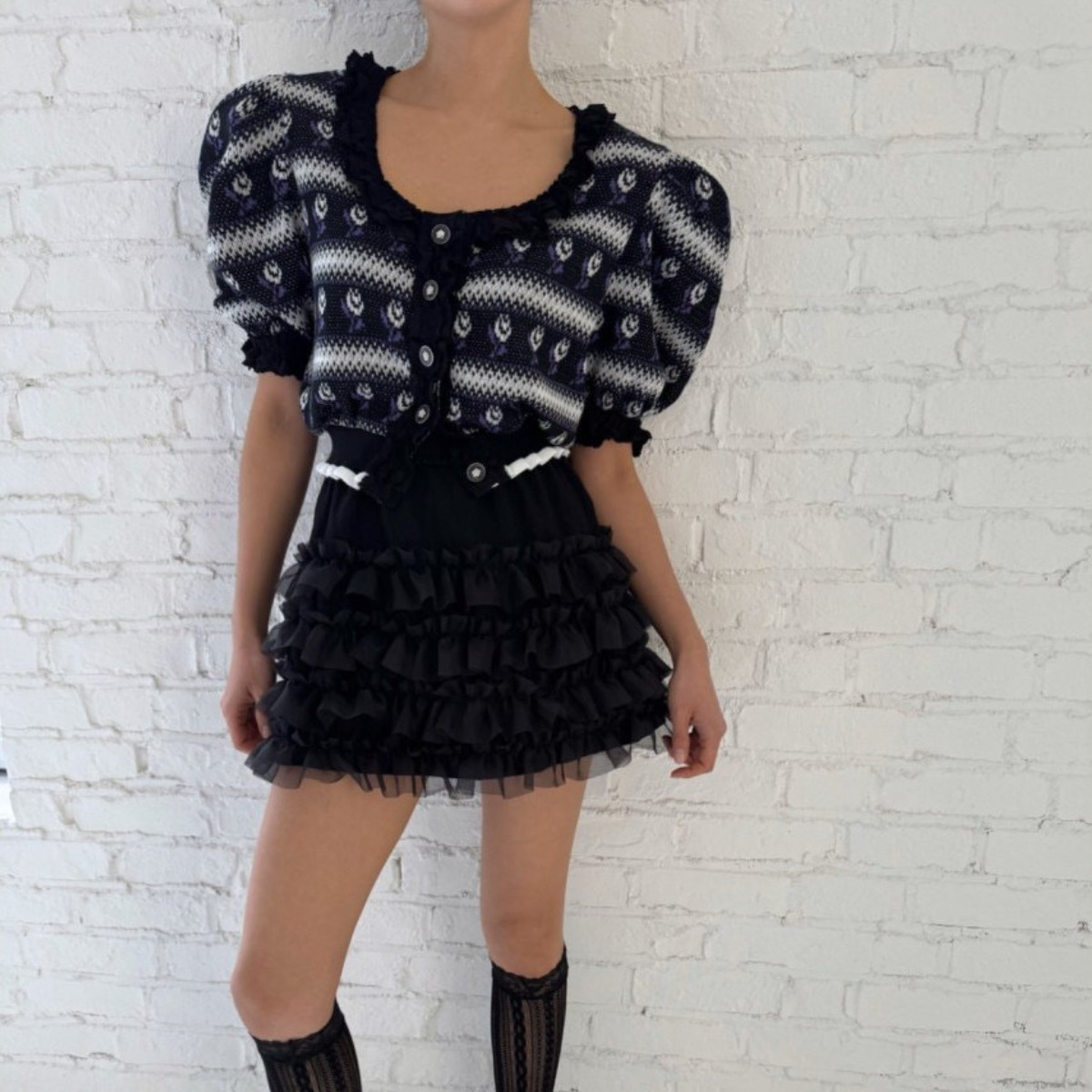 더사바)여성 로즈패턴 퍼프소매 크롭가디건 반팔니트 버튼 37,600원