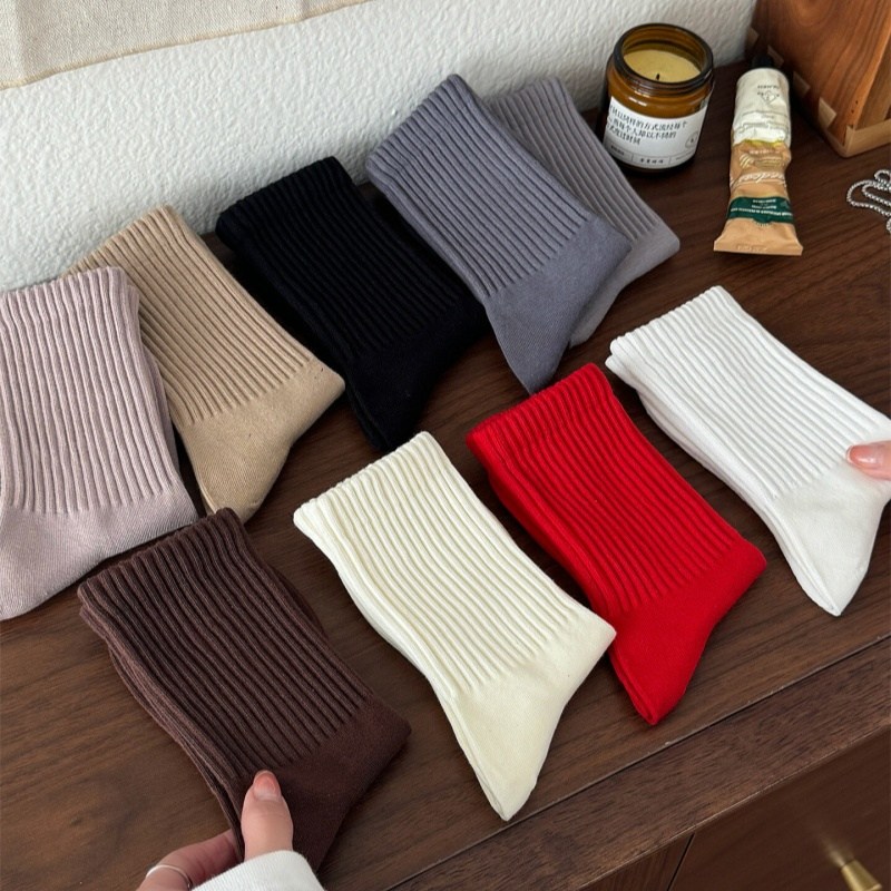 Banjiwu 여성용 68% 면 중목 양말, 고탄력으로 조임 없이 편안한 착용감에 발바닥 밴딩 미끄럼 방지 설계, 깔끔한 무지 디자인의 스포츠 스타일 양말 5족 세트 7,990원