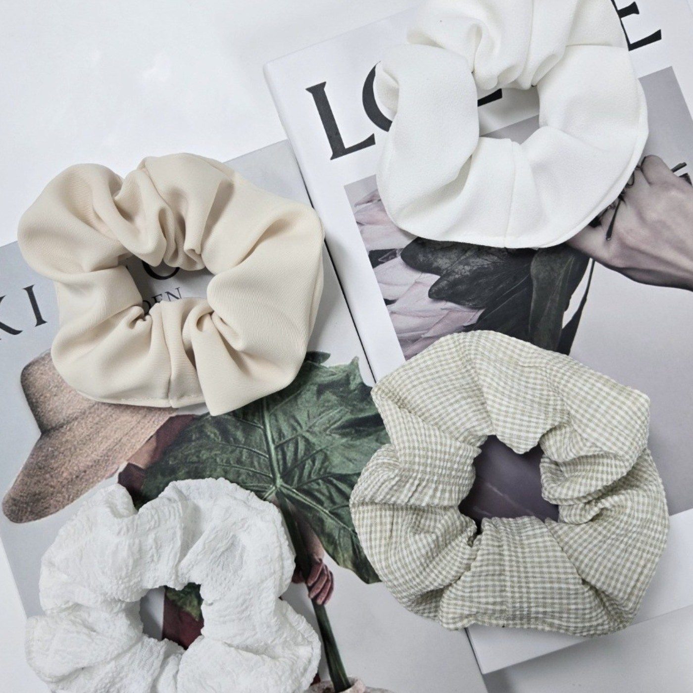 [4개세트+리뷰이벤트1개] 화이트 아이보리 무지체크 곱창밴드 세트 (국내/자체 제작) 헤어슈슈 스크런치 머리끈 10,900원