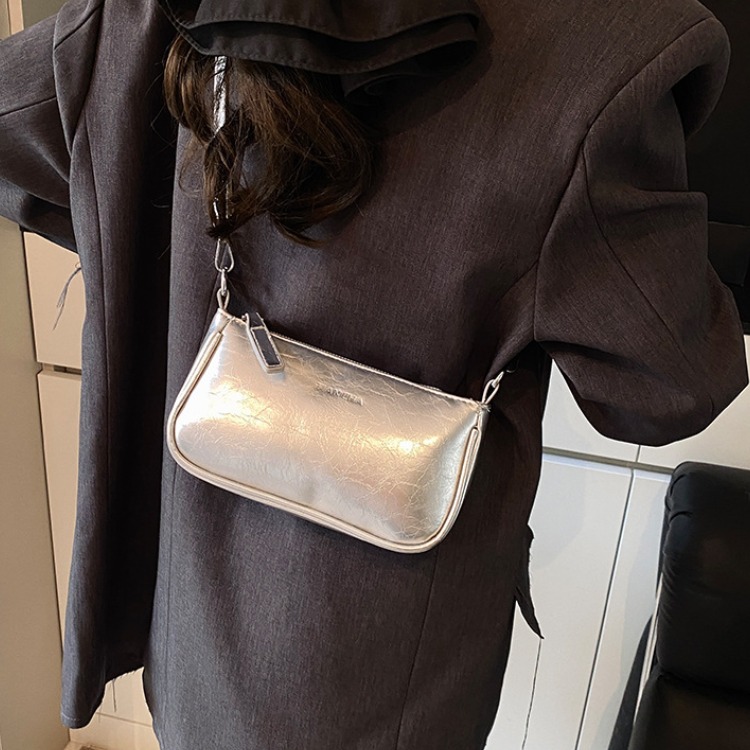 제이이즈 여행용 핸드폰 여권 가방 미니 데일리 투웨이 크로스백 28,900원