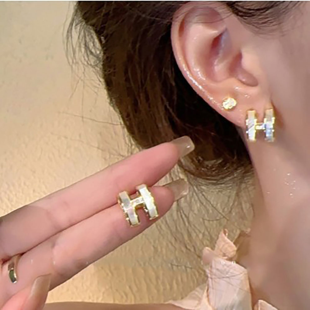 밀크린 여성 자개 H 큐빅 실버 925 은침 데일리 귀걸이 12,800원