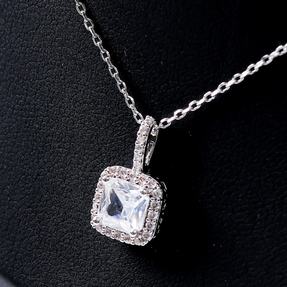 루블리 다이아몬드 글로우 스퀘어 브라스 플레티넘 18k 도금 여성 목걸이 여자 선물 펜던트 케이스 포함 122,000원