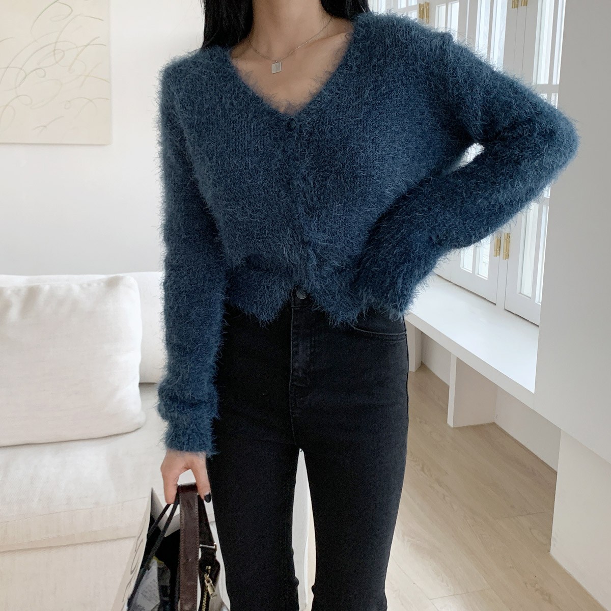 시크블랙 여성용 다로미 브이넥 부클 크롭 가디건 CD1807K21 26,740원