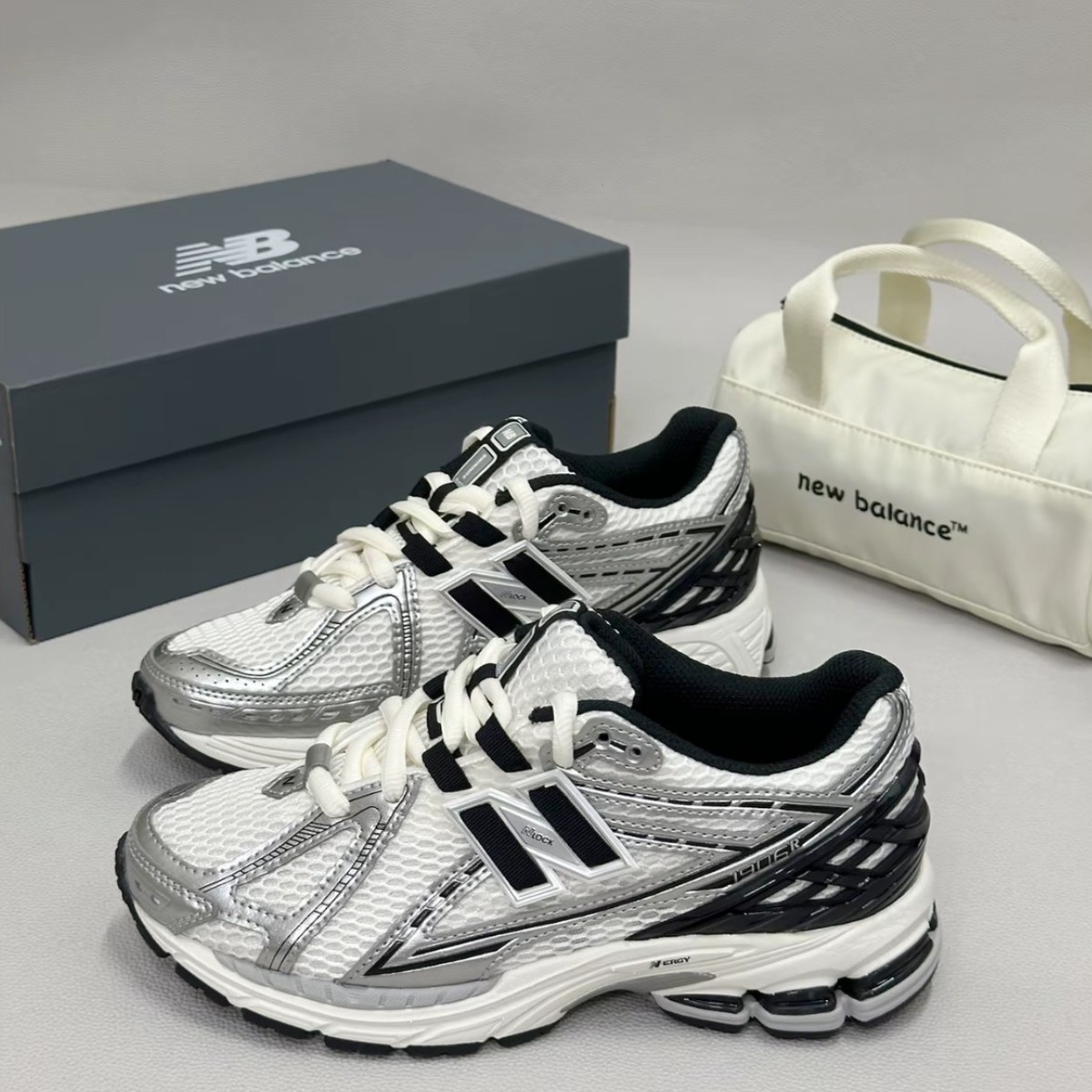 뉴발란스 1906r 실버 메탈릭 블랙 러닝화 키높이운동화 발편한운동화 197,100원