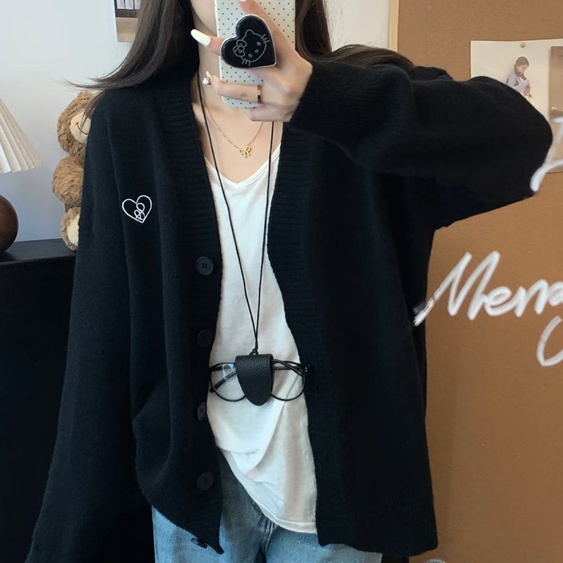 Rakumin 여성  브이넥 루즈핏 하트자수 니트가디건 17,500원