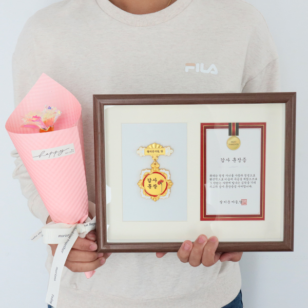 모리앤 어버이날 카네이션 감사훈장 브로치 액자 + 꽃다발 세트 18,900원