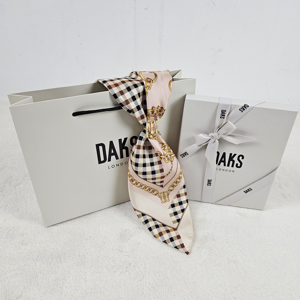 [백화점 정품] 닥스 베이지 체크체인 쁘띠 삼각 스카프 DD링 세트 100%실크 여성 여자 머플러 타이 (선물포장) 76,960원