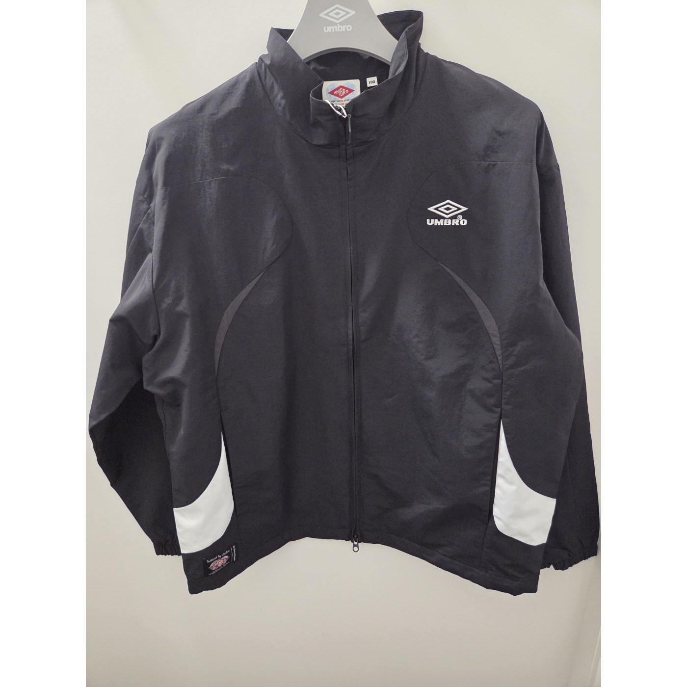 UR121CJK24 백화점판, 엄브로 ) HBL 브릿 캐주얼 스탠넥 바람막이 자켓 157,000원