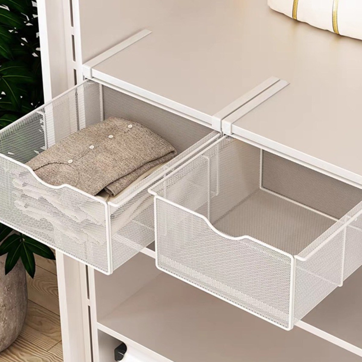 엠컴퍼니 옷장 걸이형 언더선반 바구니 철제 무타공 슬라이딩 정리 수납함 틈새 공간활용 선반 옷정리 트레이 드레스룸 레일선반 정리대 양말 속옷 수납함 MD:RN-86740000 22,800원