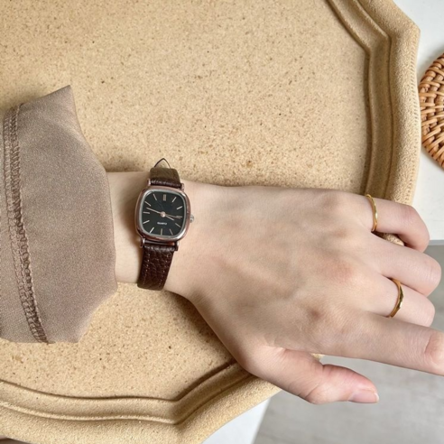 비아워게스트 모던 스퀘어 가죽 손목시계 4,400원