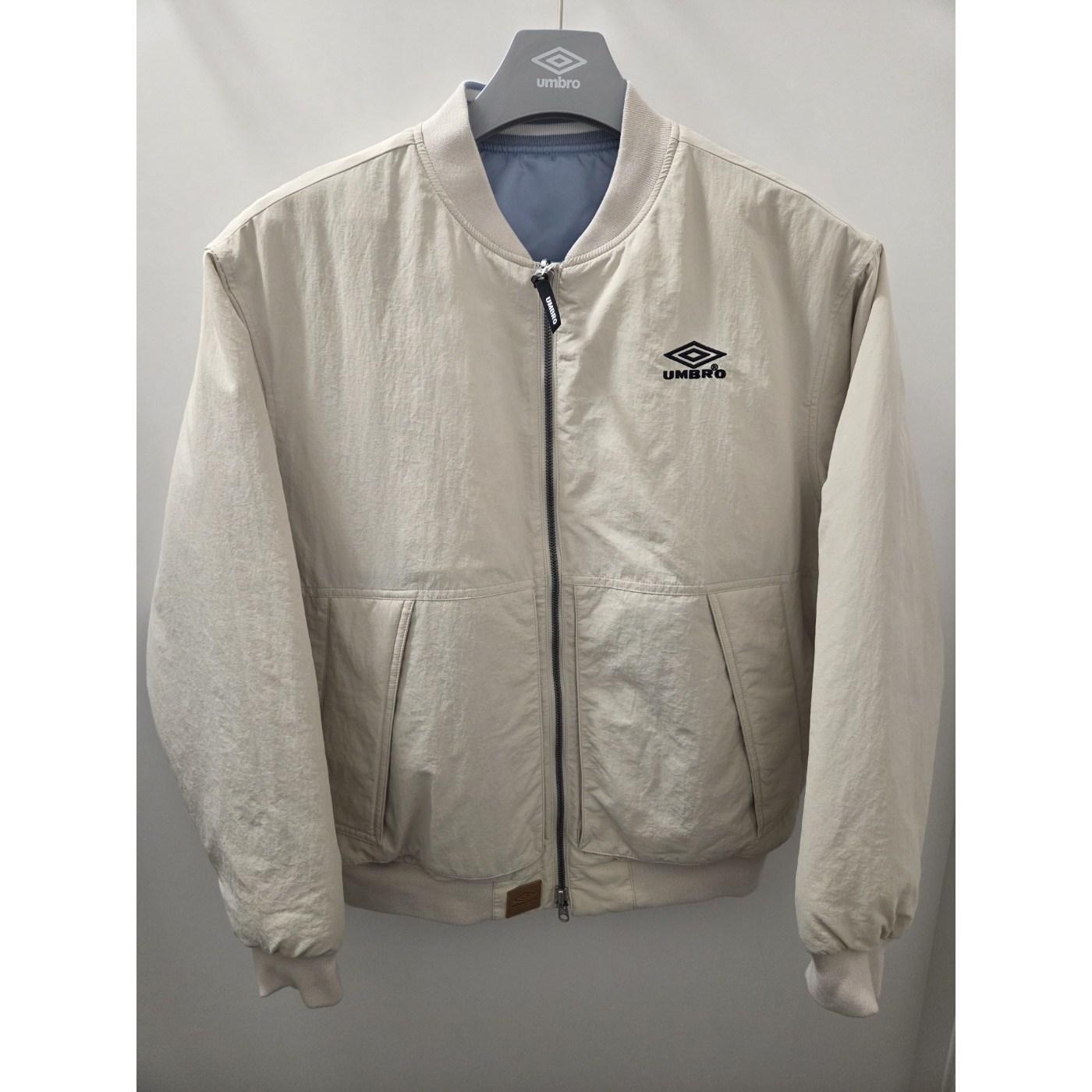 (국내백화점판) UMBRO 엄브로 25년 남녀공용 리버시블 봄버 패딩 자켓 UR124CPJ21 197,100원