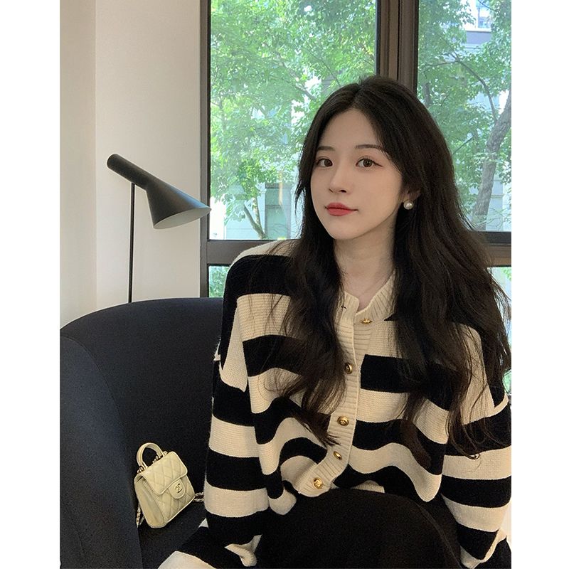 녕동 여성 스트라이프 니트 카디건 봄가을 라운드넥 금단추 캐주얼 숏 니트 코트 26,600원