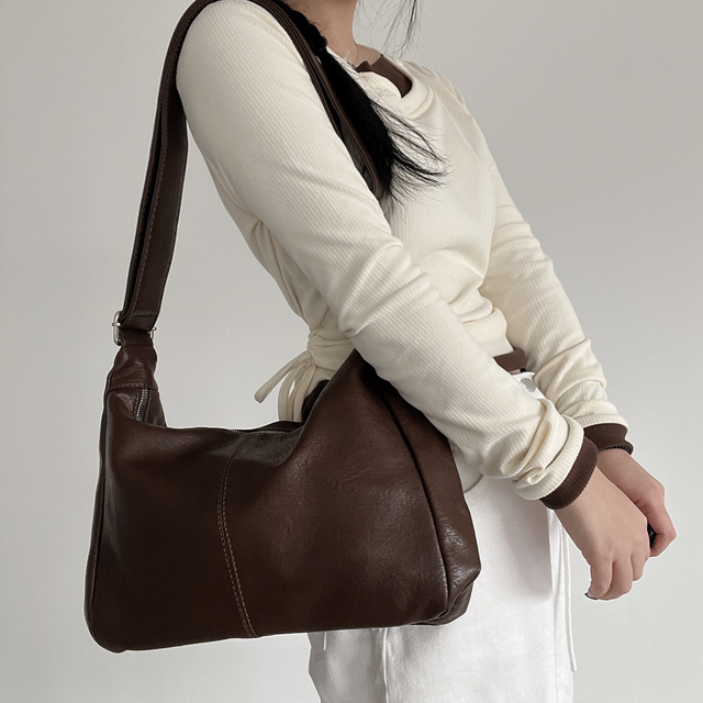 포인바이수 데일리 심플 부드러운 레더 숄더 크로스백 17,900원