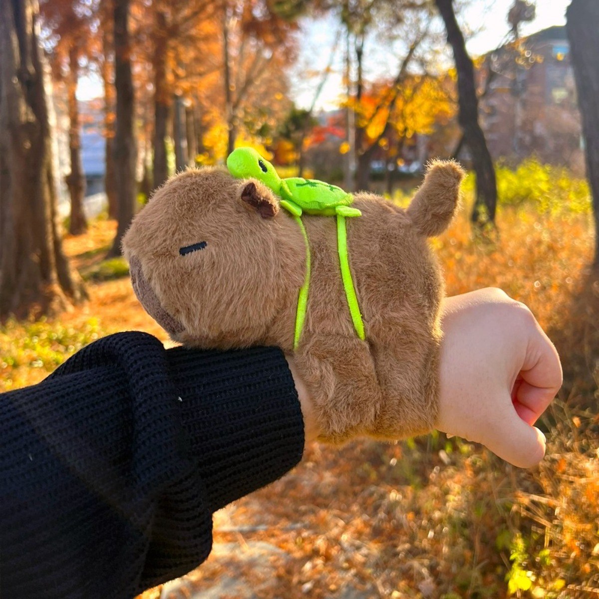 이지유 꼬리 흔드는 카피바라 팔찌 귀여운 껌딱지 가방 홀더 손목 인형, 뚠뚠 거북이 다크 브라운 7,800원