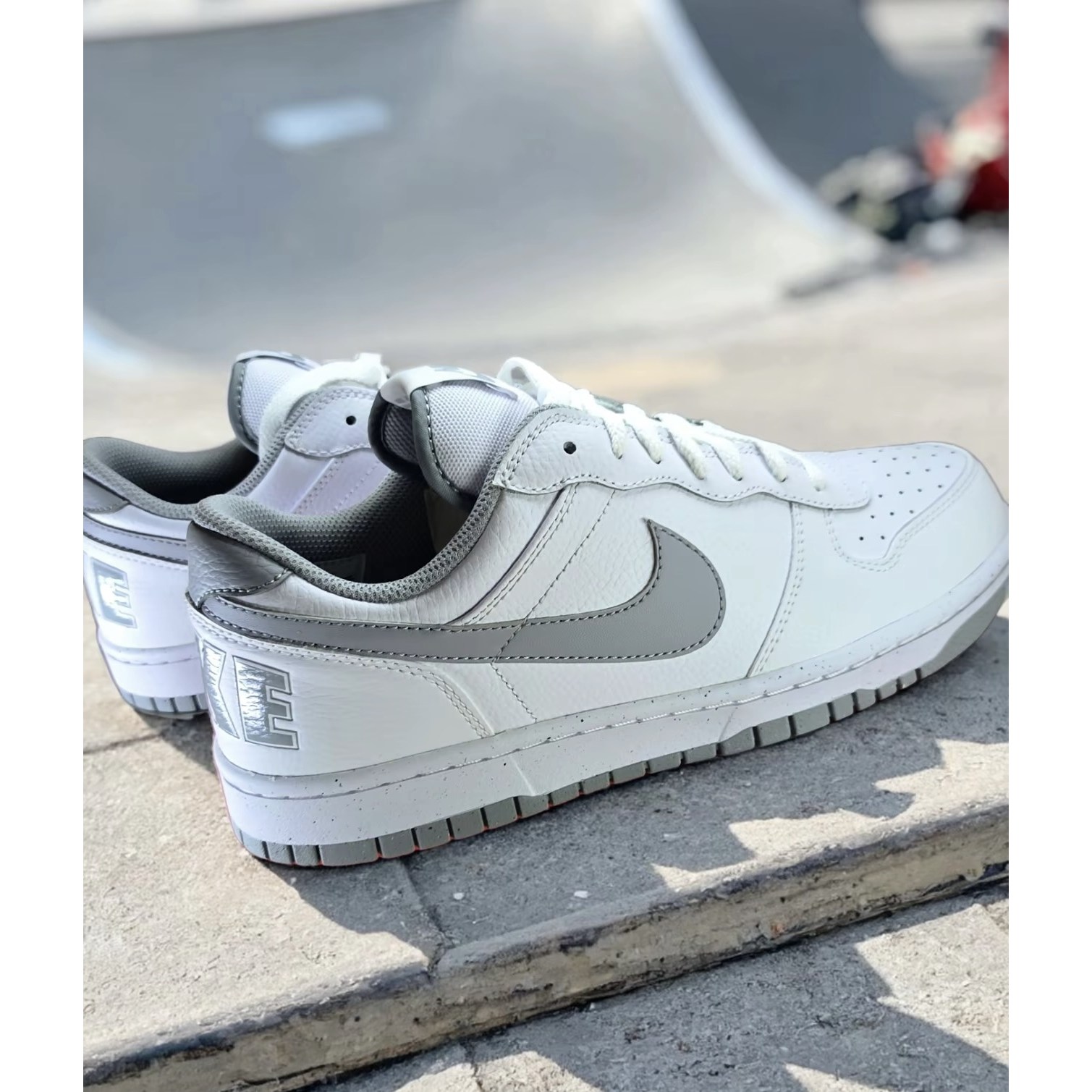 나이키 남자 운동화 화이트 울프 그레이 발볼넓은운동화 러닝화 헬스화 134,100원