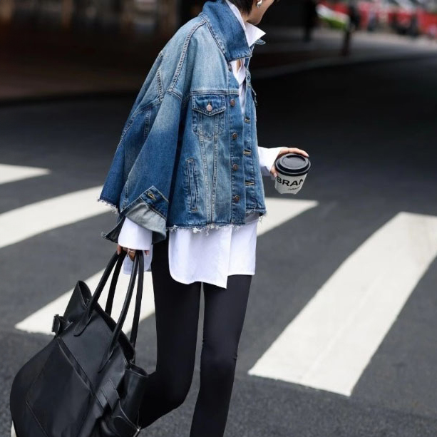 퀸앤조이 수아베 밑단 컷팅 워싱 데님 자켓 64,800원