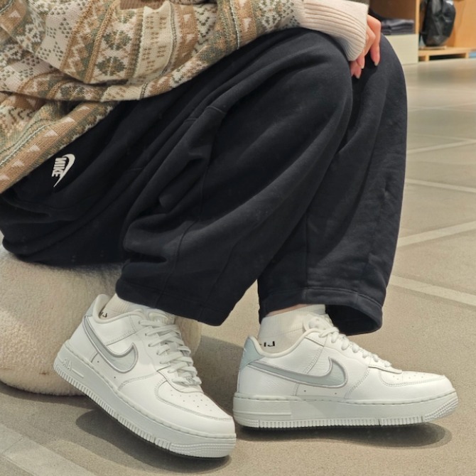 나이키 우먼즈 에어 포스 1 로우 댄스 화이트 실버 FJ7409-101 180,000원