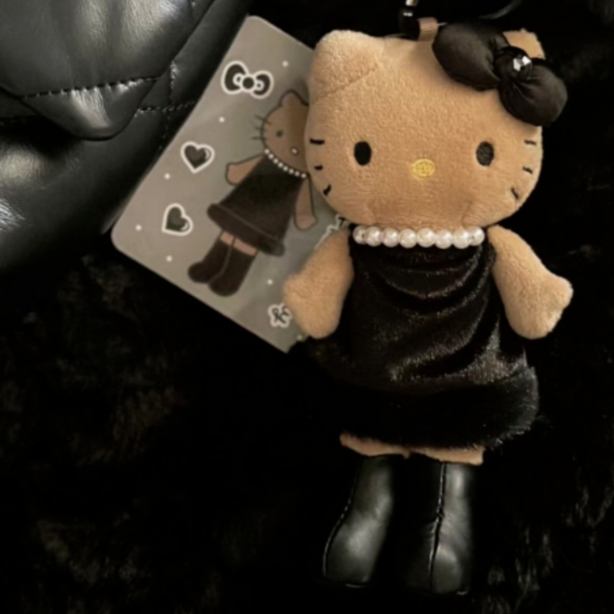 에이씨엠 헬로키티 산리오 블랙 원피스 진주 롱다리 키티키링 가방참 열쇠고리 가방꾸미기 14,700원