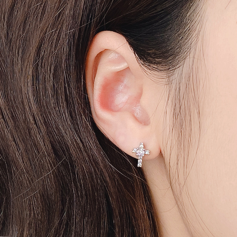 젤루나 여성용 써지컬 십자가 큐빅 볼드 플랫 귀꾸 아웃컨츠 스터드 바벨 볼타입 귀걸이 9,920원