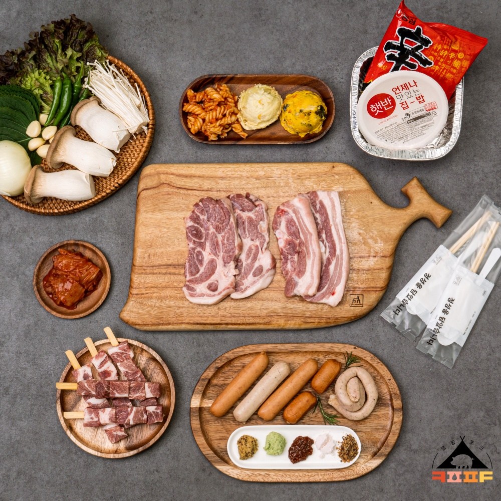 [캠핑포크] 15종 간편구성 캠핑고기세트 오겹살250g + 목살250g 양념5종, 숯불꼬치,샐러드 3종,소세지,김치,야채 2~3인 53,000원