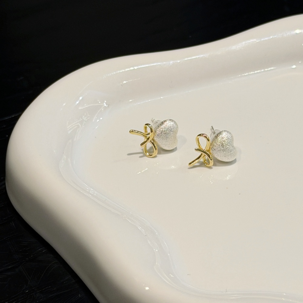 브러시드 하트 리본 귀걸이 합금 도금/도은 듀얼 컬러 럭셔리 유니크 귀걸이 26,820원