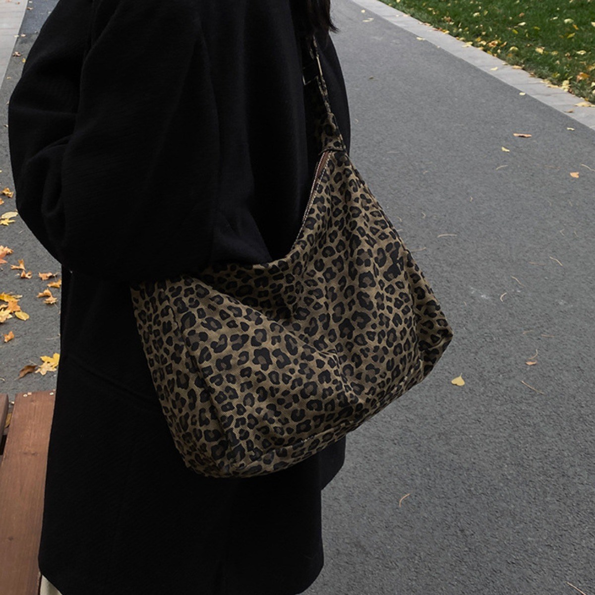 여성 호피 크로스백 레오파드 숄더백 데일리 빅백 하프문 가방 17,000원