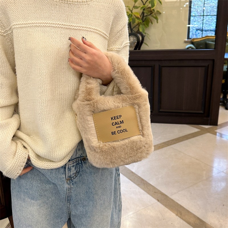 [NEW SALE]크로스백 크로스핏가방 양털가방 겨울 토트백 귀여운백 뽀글이가방 여자크로스백 명품가방 숄더백  여성가방 학원  스웨이드 일상  겨울 슬링백가방 숄더 어깨가방 19,000원