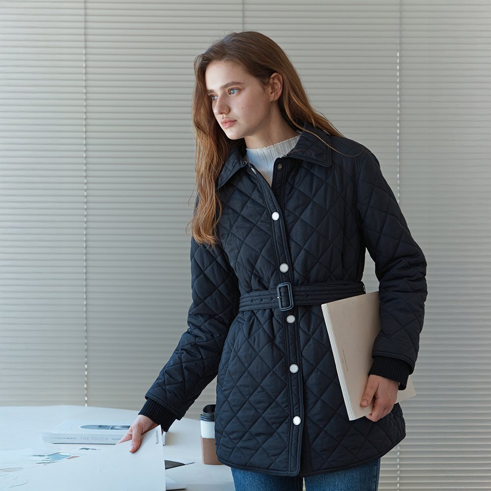 [국내백화점] 잇미샤 벨티드 퀼팅 하프자켓 가을 겨울 여성 따뜻하고 스타일리시한 아우터 243,560원