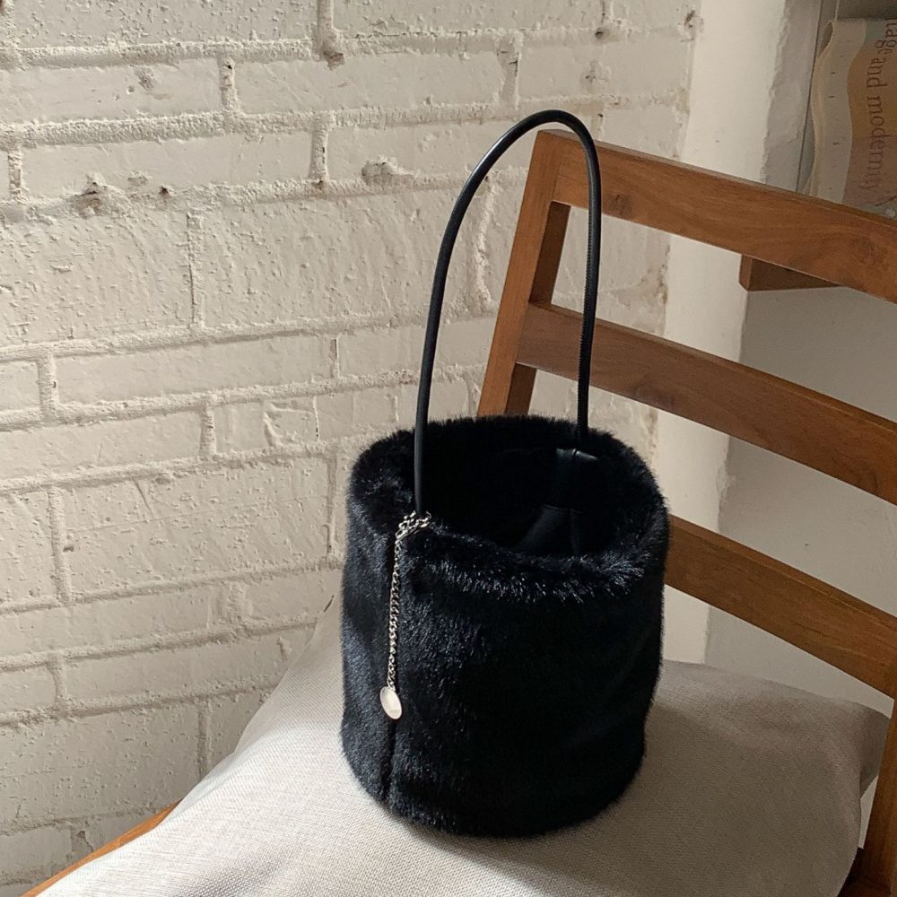 와이엔이 여성 겨울 퍼 원통 버킷백 부드러운 밍크 토트백 데일리 숄더백 27,800원