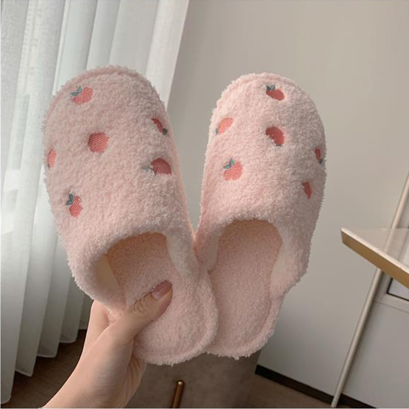 1+1 딸기우유 고급자수 털슬리퍼 겨울실내화 14,900원