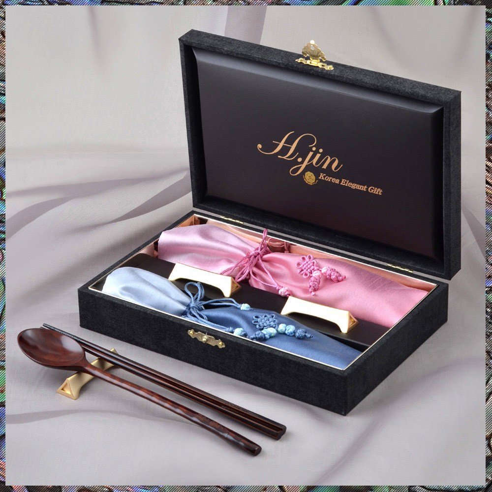 [H.jin 달맞이 고운매화 옻칠수저 2인세트] 집들이선물 이사선물 친구결혼선물 외국인바이어선물 한국전인전통기념품 부모님선물 어버이날 추석선물세트 나무수저셋트 퇴직선물, 1세트, 매화 옻칠수저 2인+주머니2+전통골드받침2+정품케이스, 나무색 120,000원