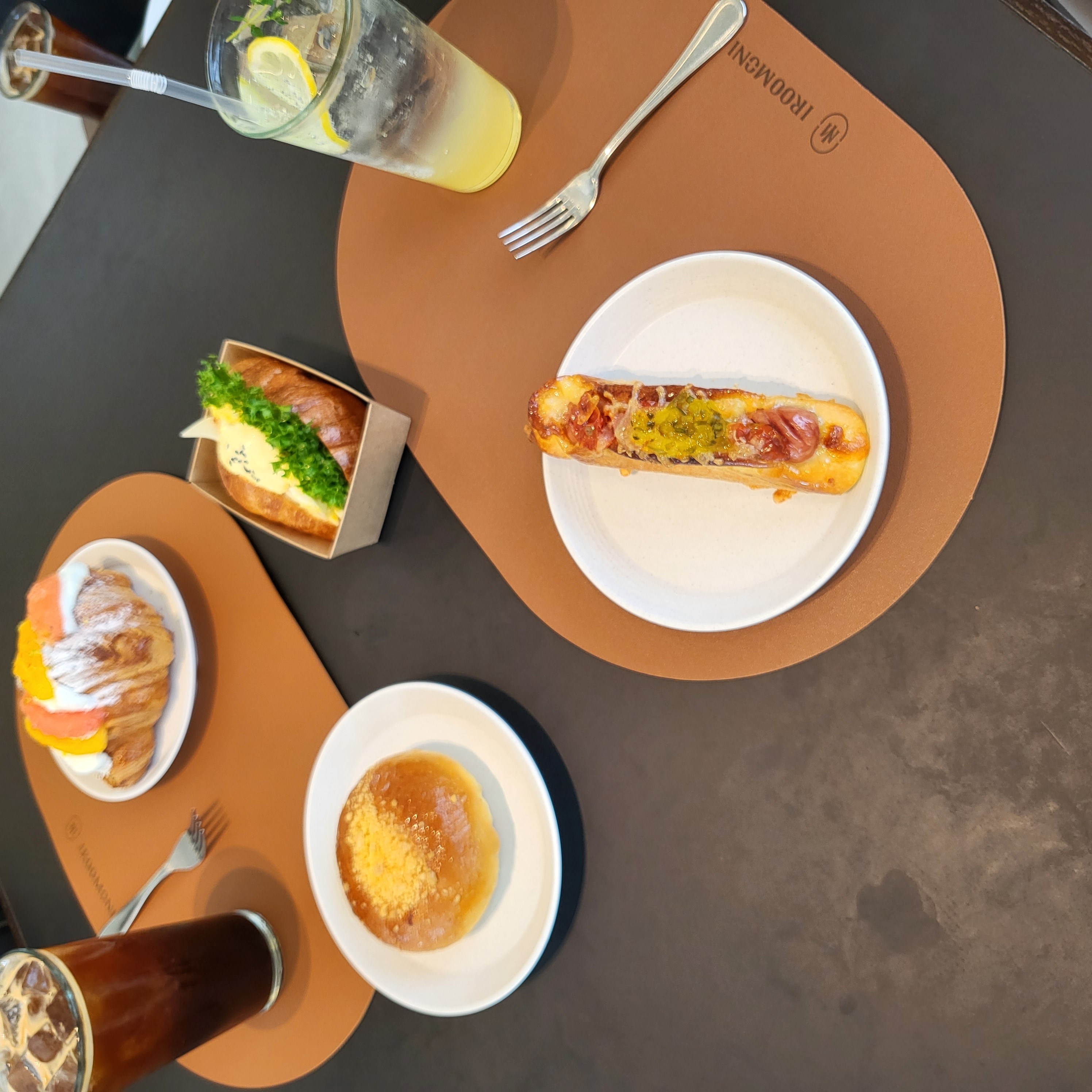 [무료각인]이루모니 식탁 테이블매트 타원형 매트 양면 방수 가죽 식탁 깔개, 코코아브라운1+1(2장), 2개, (2인) 17,300원