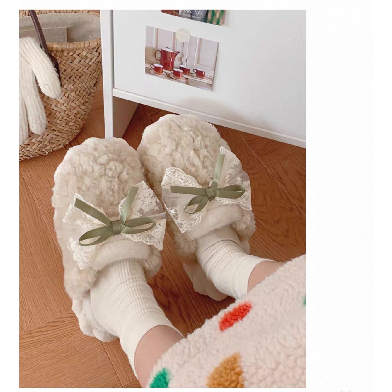 로앤뷰 미잉 리본 레이스 털 실내화 거실화  폭신한 겨울 층간소음 방지 슬리퍼 8,500원