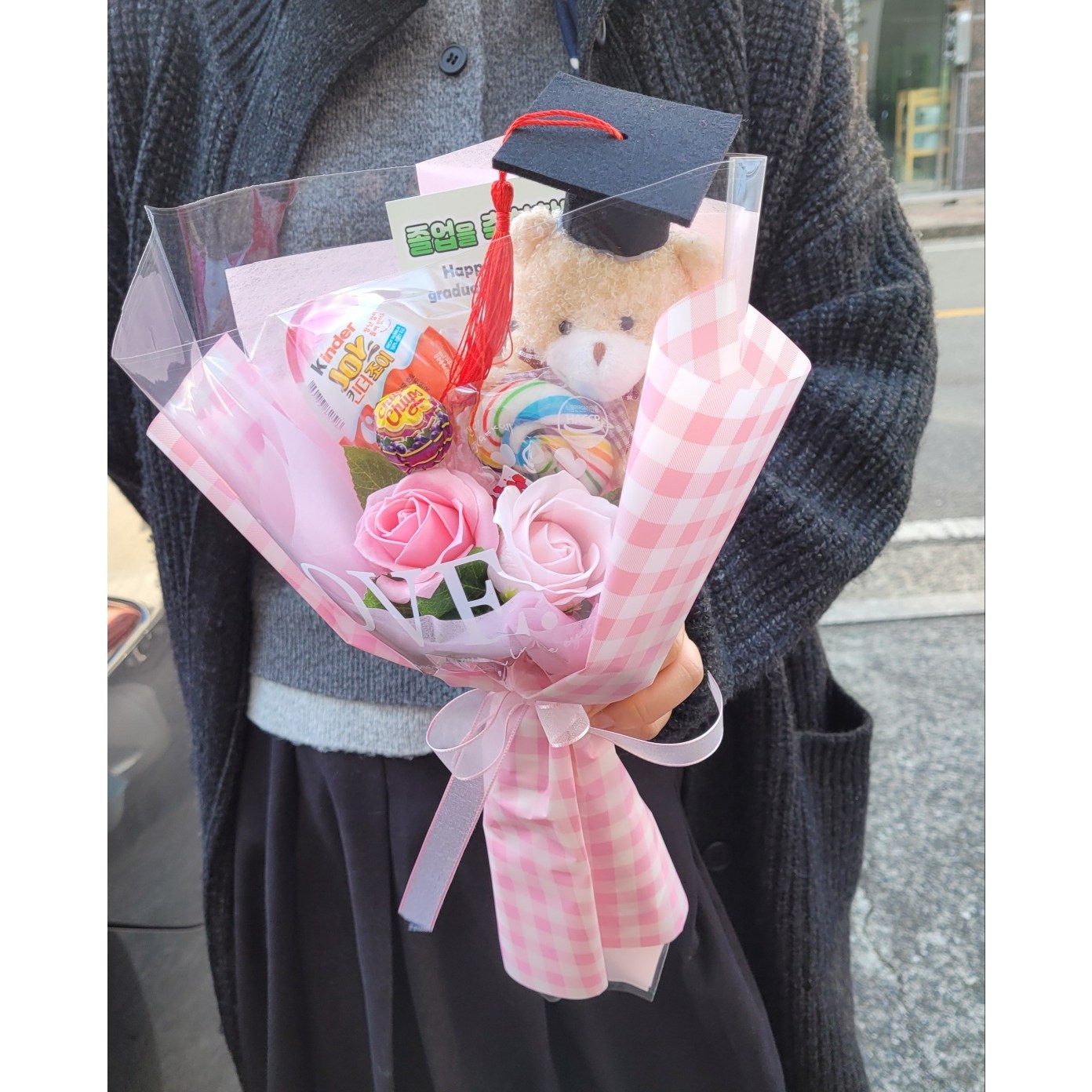 학사모 귀요미 곰 킨더 조이 사탕 비누 꽃다발 재롱잔치 유치원 콩쿨 행사 졸업 학예회 발표회 14,900원