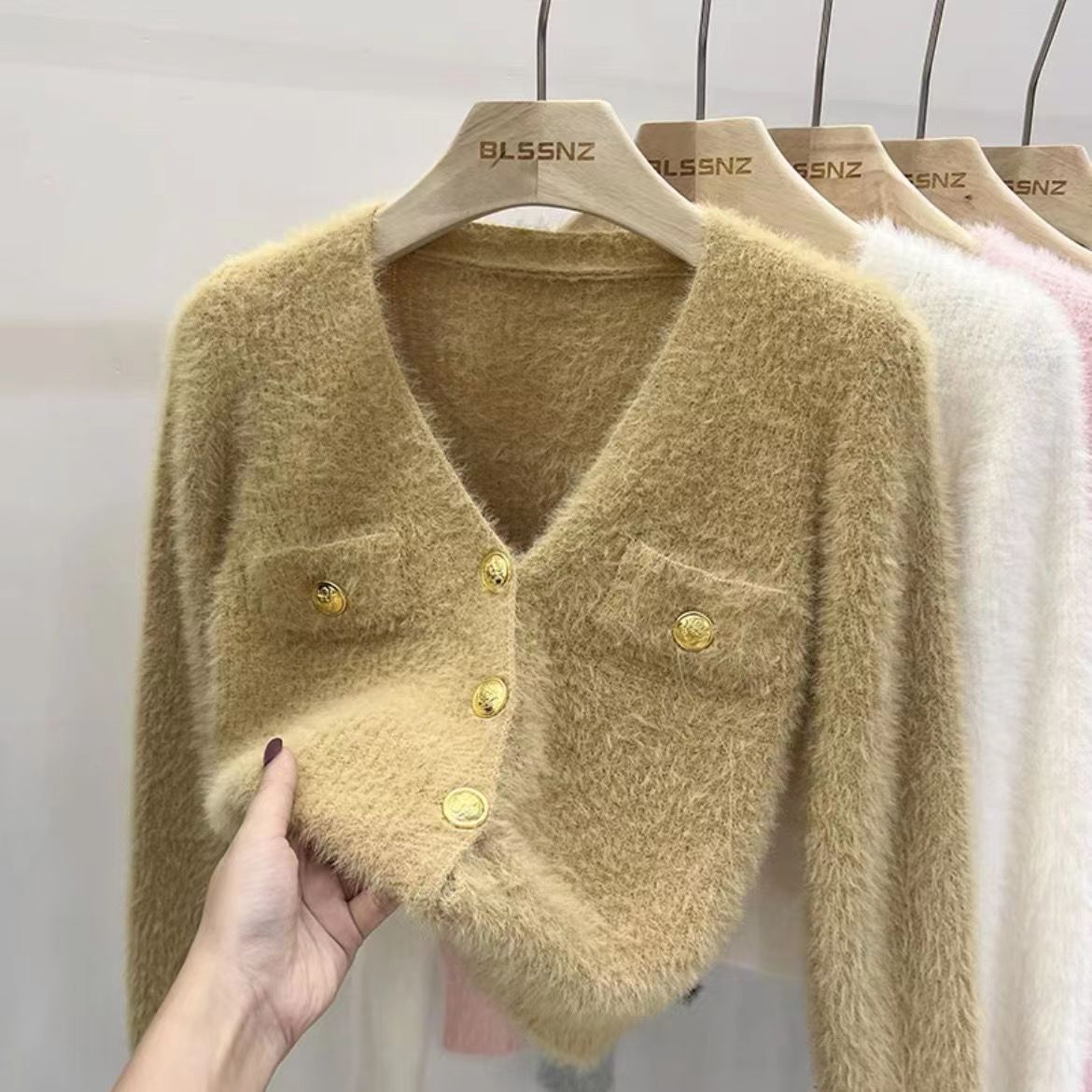 해피유통 여성 가을 겨울 럭셔리 퍼 금장 버튼 V넥 니트 가디건zjm 19,080원