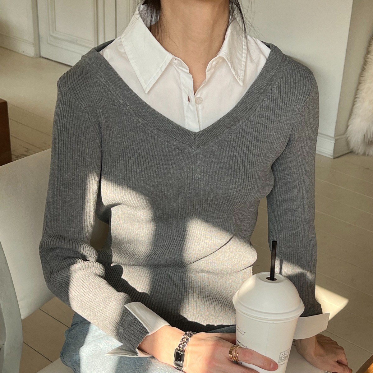 여성 브이넥 골지 니트 레이어드 셔츠 슬림핏 긴팔 티셔츠 오피스룩 데일리 2color 32,500원