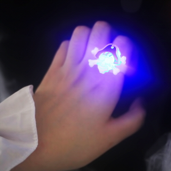 스투피드 LED 해골해적 반지, 단품 900원