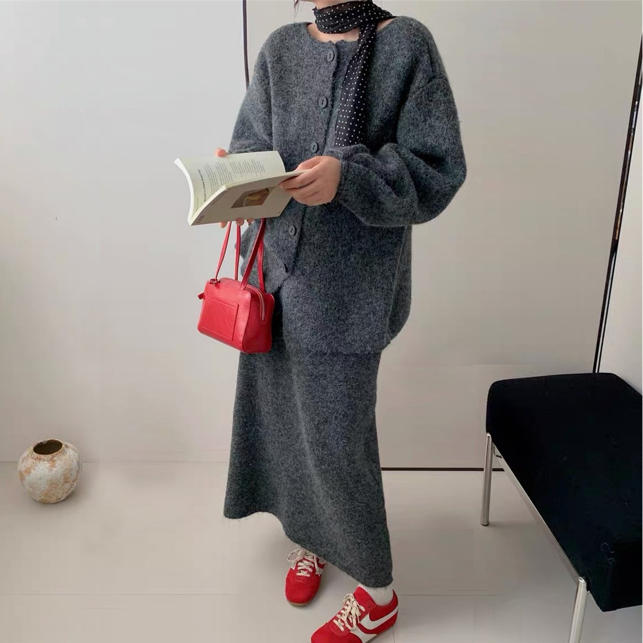 퀸앤조이 누메르 백버튼 울혼방 니트 투피스세트 75,800원