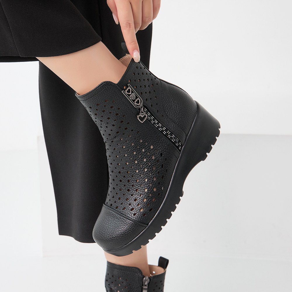 제이슈 키룬 통굽 펀칭 큐빅 앵클부츠 5cm 50,800원