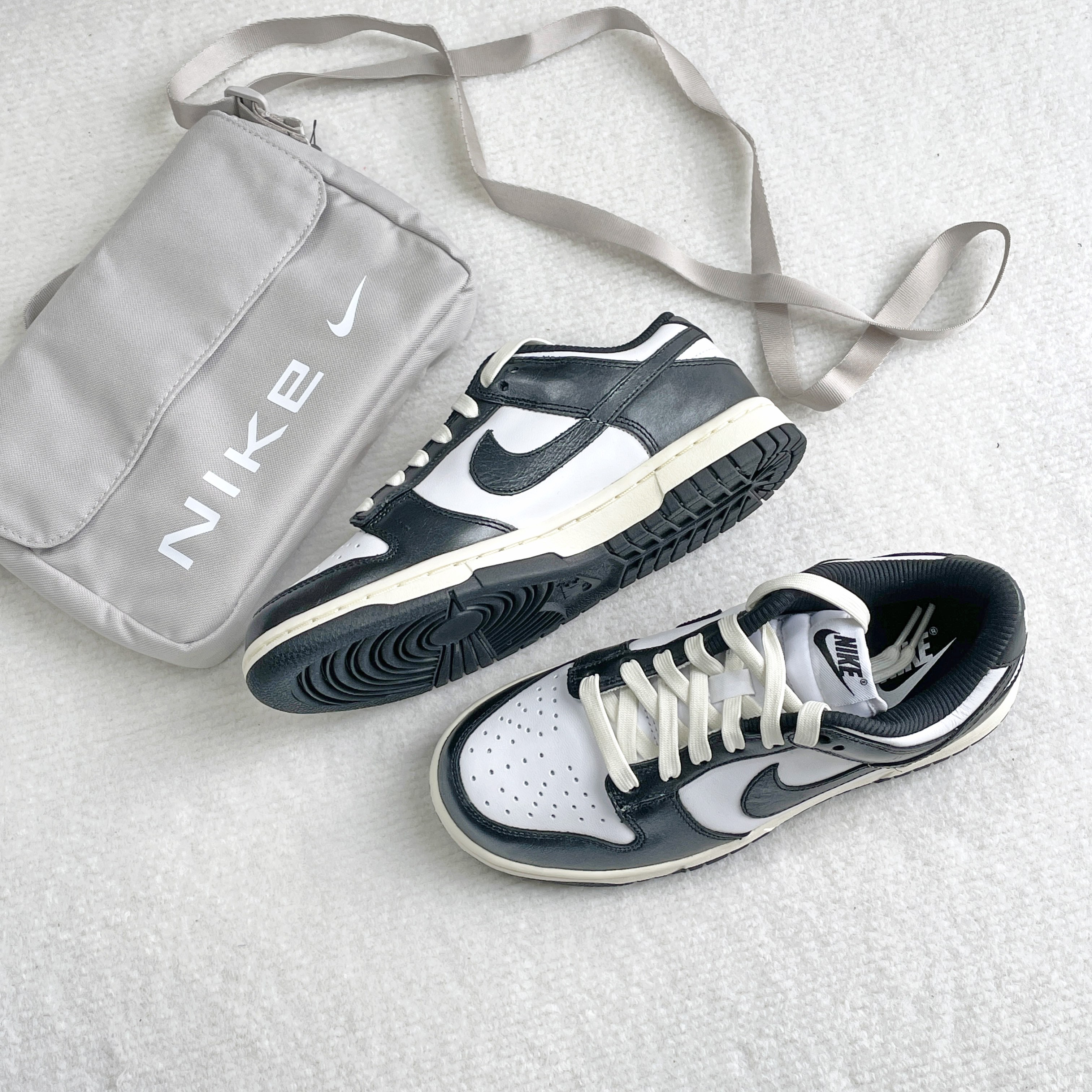 나이키 덩크 로우 프리미엄 여성 운동화 범고래 블랙 화이트 (FQ8899-100) 125,000원